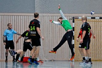 Jubel und Frust im Sachsenpokal - Alexander Rink, Torhüter der HSG Sachsenring, hielt im Sachsenpokal gegen Cunewalde bärenstark, konnte die Niederlage seiner Mannschaft gegen den Favoriten aber nicht verhindern.