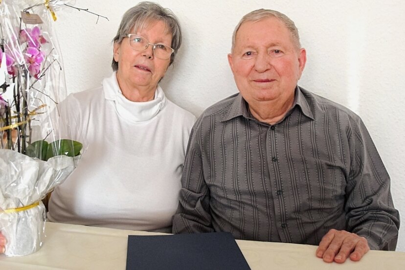 Jubelpaar wünscht sich schnelles Internet - Karin und Claus Frankesind seit 60 Jahren verheiratet. Den Oberbürgermeister, der Glückwünsche überbrachte, haben sie zu ihrer Eisernen Hochzeit in fünf Jahren schon mal langfristig eingeladen. 