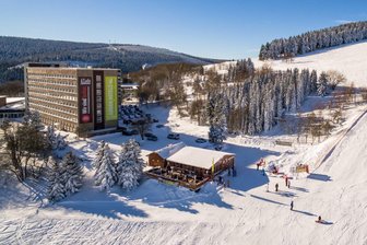 Jubiläum am Fichtelberg: Vom DDR-Ferienheim zum Sterne-Hotel - Im Ahorn-Hotel „Am Fichtelberg“ wurde großes Jubiläum gefeiert. Das stadtbildprägende Gebäude liegt direkt am Skihang.