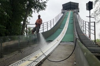Jubiläum beginnt mit Premiere - Mit Arbeitseinsätzen durch Helfer sowie dank Spurhersteller Peter Riedel und seinem Team konnte die Pöhlbachschanze für ihren großen Tag an diesem Mittwoch rechtzeitig fit gemacht werden. Foto: Hartmann/Verein