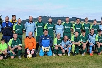 Jubiläum bringt Generationen zusammen - Anlässlich des Jubiläums "100 Jahre Fußball in Seiffen" haben Eintracht-Kicker verschiedener Generationen ein Spiel ausgetragen.