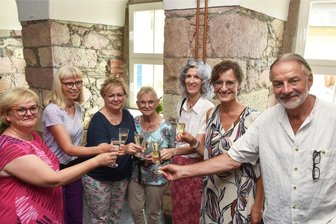 Jubiläum der Schauweberei in Braunsdorf: Ein Kleinod wird 30 - 30 jahre Schauweberei: Die Gastgeber um Chefin Cornelia Hilsberg, 3.v.r. haben allen Grund anzustoßen.