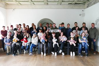 Jubiläum der Zschopauer Babybegrüßung beschert 26 Neuankömmlingen eine Starthilfe - Für 26 Neuankömmlinge hatte Zschopaus Oberbürgermeister Arne Sigmund bei der Babybegrüßung am Samstag ein kleines Geschenk parat.