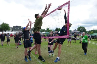 Jubiläum des Erzgebirgspokals wird zu einem Volleyball-Marathon - Gespannt verfolgt Kerstin Tzscherlich (rechts) diesen Angriffsversuch von Teamkollege Norman Fischer. Für "Fisherman's Friends" reichte es am Ende nicht zu einer Medaille - die Mannschaft landete auf Rang 8.