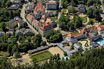 Jubiläum: Ein Verein macht seit 30 Jahren Bad Elster schöner - Blick auf das Herz Bad Elsters mit Badeplatz, König-Albert-Theater und Königlichem Kurhaus.