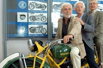 Jubiläum im Eldorado für Motorrad-Fans - Die Gestalter der neuen Motorrad-Museumsausstellung Fritz Bonss, Manfred Gottschall und Siegfried Lorenz (v. l.) auf einer Böhmerland-Maschine. 