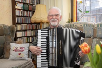 Jubiläum im Erzgebirge: 75 Jahre zwischen Anton Günther und Richard Wagner - Bernd Barthel und sein Akkordeon: Sein erstes Instrument begleitet ihn bis heute und hat ihm schon viele gute Dienste geleistet. Und: „Mit ihm lässt sich überall Stimmung machen.“