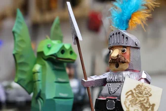 Jubiläum im Erzgebirge: Rademanns Räucher-Drache bekommt endlich seinen Ritter - Schwarzenbergs Wappenfiguren nun beide als Räuchermännchen erhältlich.