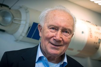 Jubiläum im Kosmonautenzentrum - Sigmund Jähn kommt vorbei - Sigmund Jähn, früherer Kosmonaut und erster Deutscher im Weltall, im Kosmonautenzentrum in Chemnitz vor dem Modell des Raumschiffes Mir.