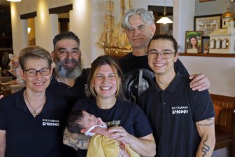 Jubiläum im „Rhodos“ in Meerane: Ein deutsches Klischee wird durch das große Interesse an der Metaxa-Soße bestätigt - Inhaberin Ellisavet Tourountzi hält ihre vier Wochen alte Tochter Maria auf dem Arm. Links befinden sich ihre Eltern Maria und Alex, rechts ihr Onkel Michael und ihr jüngerer Bruder Asterios.