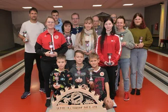 Jubiläum in Lengenfeld: Volle Auslastung zur 20. Offenen Stadtmeisterschaft im Kegeln - So sehen Sieger aus: Im Bild hinten von links Nico Krause, Colin Krause, Uwe Urbach, Thomas Melcher und René Abel, (Mitte von links) Jessica Noak, Maria Seidel, Cora Krause, Marie Heinrich und Jeannette Höpner sowie (vorn von links) Nico Hoffmann, Corin Weigel und Cedric Krause.