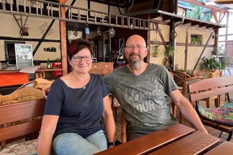 Jubiläum in Oberreichenbach: Scheunen-Wirt blickt auf eine „geile Zeit“ - Scheunenwirt Frank Wirth und seine Frau Monika freuen sich auf das Jubiläums-Sommerfest an diesem Wochenende. Er hat auch schon die Stimme für den Auftritt am Sonntag geölt.