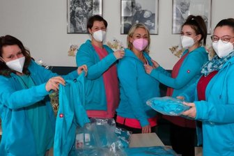 Jubiläum in schwieriger Zeit: "Wir sind und bleiben ein Team" - Die Frauen vom ambulanten Pflegedienst "Gut Förstel": Dana Kolena, Kristin Neubert, Chefin Dagmar Voigt, Auszubildende Laura Gläser und Lucienne Hänel (v. l.) probieren und begutachten die neuen Jacken. 