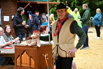 Jubiläum: Peniger feiern 25. Köbefest - War zum ersten Mal beim Köbefest: Reiner Kleez mit seiner Drehorgel.
