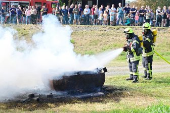 Jubiläum, Richtfest, neues Fahrzeug: Drei Feuerwehren aus dem Oberen Vogtland haben was zu feiern - Beim Jubiläumsfest 140 Jahre Freiwillige Feuerwehr Posseck demonstrierte die Freiwillige Feuerwehr Bobenneukirchen einen Löschangriff.