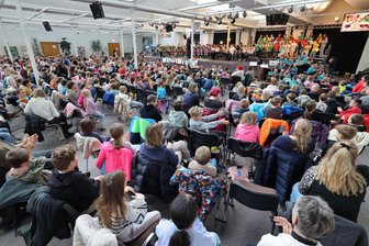 Jubiläum: Über 1000 Kinder bei Schülerkonzerten in Lichtenstein - Rund 140 Leute standen auf der Bühne, jeweils etwa 500 Kinder lauschten.