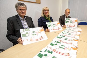 Jubiläum: Vogtland-Rotarier bringen zum 10. Mal den Benefiz-Adventskalender an den Start - Matthias Seidel, Carmen Richter, und Norbert Ziegler (von links) präsentieren den diesjährigen Kalender. Hinter den 24 Türchen sind regionale Überraschungen versteckt.