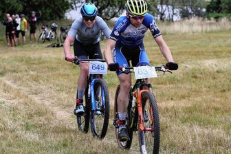 Jubiläum wird voller Erfolg - Sebastian Stark (vorn) setzte sich bei der Jubiläumsauflage des Kamm-Bike-Cross vor Mike Baumann durch. 