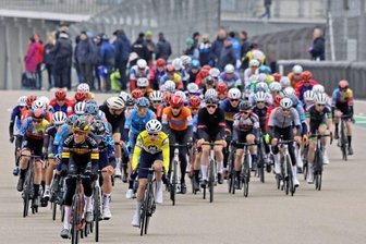 Jubiläum wird zum Härtetest - Beim Rennen der Radsport-Elite mit 70 Startern auf dem Motorrad-Grand-Prix-Kurs in Hohenstein-Ernstthal ging bei widrigen Bedingungen die Post ab. Immer wieder wurden Attacken gefahren. 