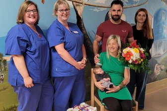 Jubiläums-Baby in Chemnitz: Süße Nala kam in Rabenstein zur Welt - 900. Baby: Hebamme Claudia Hösel, Ärztin Claudia Schindler, Nala Helbig mit Eltern, Krankenhaus-Chefin Diana Lohmann