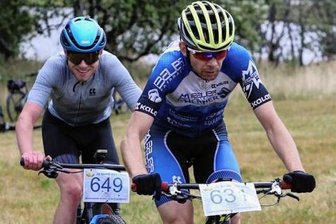 Jubiläumsauflage erweist sich als voller Erfolg - Sebastian Stark (vorn) setzte sich bei der Jubiläumsauflage des Kamm-Bike-Cross vor Mike Baumann durch. 
