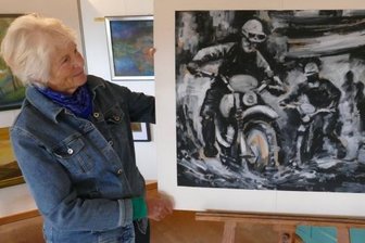 Jubiläumsausstellung offenbart enorme Vielfalt - Mit diesem Geländefahrt-Bild, das Walter Arnold 1971 malte, spannt Brigitte Wetzel in der Ausstellung den Bogen vom Gründer des Malzirkels hin zum aktuellen Jubiläum "100 Jahre Motorradbau in Zschopau". 