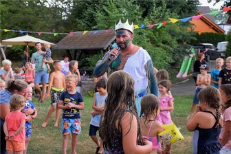 Jubiläumsbadfest mit zweijähriger Verspätung: Neptun waltet in Neumark seines Amtes - Neptun Peter Wehrle war die Attraktion beim Neumarker Badfest.