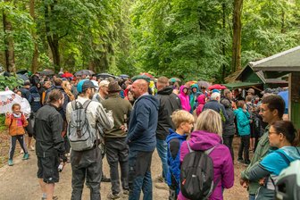 Jubiläumsfeier für steinerne Sitzgruppe „Tischl“ im Erzgebirge - Das Tischl-Fest lockte trotz durchwachsenen Wetters zahlreiche Besucher in den Abtwald zwischen Gelenau und Auerbach.
