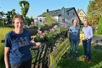 Jubiläumsfest in Weinsdorf: Der Heimatverein feiert sein 30-jähriges Bestehen - Uta Fischer, Lothar Hähnel und Dirk Spycher (v. l.) am Blumenwagen in Weinsdorf. Alle drei sind Gründungsmitglieder des Heimartvereins.