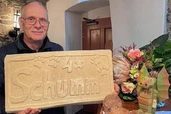 Jubiläumsgast mit Türschild - Thomas Schirrmeister.