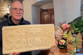 Jubiläumsgast mit Türschild - 