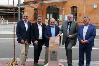 Jubiläumsgeschenk an Mittweida - Vor dem Bahnhofsgebäude in Mittweida ist am Samstagvormittag eine Japanische Nelkenkirsche und eine Stele aus Rochlitzer Porphyr an die Stadt Mittweida übergeben worden, die künftig an den zehnjährige Bestehen des Landkreises Mittelsachsen erinnern sollen. Im Bild: Helmut Riegger, Landrat von Calw, Mittweidas OB Ralf Schreiber, Mittelsachsens Alt-Landrat Volker Uhlig, Landrat Matthias Damm und Waldemar Dombek, Landrat des Partnerlandkreises Gleiwitz.