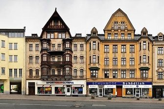 Jubiläumsjahr 2023: Stadtbilder von Aue vermitteln Aha-Effekt - Ungewohnter Anblick: die Häuserzeile an der Schwarzenberger Straße in Aue auf einen Blick. Die Panoramaaufnahmen, die Jörg Dietrich anfertigt, zeigen ganze Straßenzüge in der Stadt.