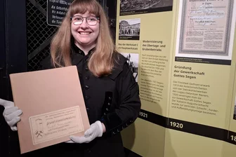 Jubiläumsjahr für „Kohlewelt“ im Erzgebirge: Ohne dieses Dokument sähe das Museum anders aus - Museumsmitarbeiterin Lea Ringel mit der Grundsatzentscheidung zum Vorhaben Bergbaumuseum.