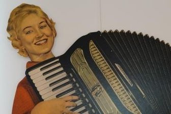 Jubiläumsjahr in schwieriger Zeit - Mit solchen Aufstellern wurde in den 1960er Jahren für Weltmeister-Akkordeons geworben.