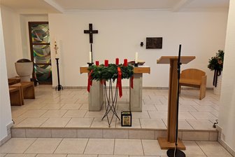 Jubiläumsjahr von Kirchgemeinde klingt in Falkenstein mit Ausstellung aus - Der Altarbereich der katholischen Gemeinde „Heilige Familie“. Links im Hintergrund Zawadzkis Bleiglasfenster.