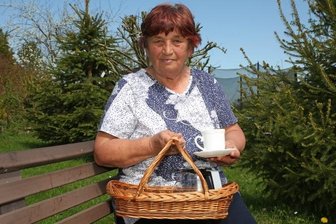 Jubiläumskaffee mit Abstand - Anita Hahner aus Grünhain muss ihren Kaffee derzeit alleine trinken. Sie hofft darauf, dass sie recht bald wieder Treffen ihres Seniorenklubs organisieren kann. 