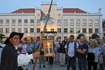 Jubiläumstour durch Zwickauer Nacht mit Mittelaltergestalten - Nachtwächter Christian Bretschneider führt seit zehn Jahren Gäste durch die Stadt und erzählt aus der Geschichte.
