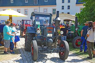 Jubiläumstreffen der Traktoren im Crimmitschauer Ortsteil Blankenhain lockt so viele Aussteller wie noch nie - Auf Hochglanz polierte Traktoren stehen auch beim 30. Treffen auf Schloss Blankenhain am Sonntag im Mittelpunkt. Zwischen 10 und 17 Uhr sind die Zugmaschinen und ihre Besitzer vor Ort.