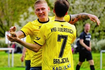Jubiläumstreffer sichert das Unentschieden - Marc-Philipp Zimmermann lässt sich von Ondrej Brejcha feiern. In der Schlussphase erzielte "Zimbo" den 3:3-Ausgleich beim FC An der Fahner Höhe. Es war sein 100. Pflichtspieltor für den VfB.