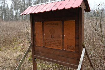 Jubiläumswald auf Rochlitzer Berg in Gefahr: Helfer für große Freischnitt-Aktion gesucht - An die Baumpflanzaktion auf dem Rochlitzer Berg im Jahr 2020 erinnert eine Tafel.