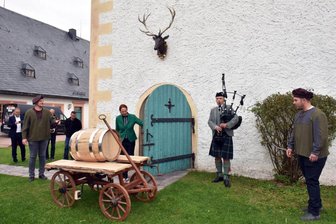 Jubiläumswhisky reift für das 450-jährige Schlossjubiläum - Ein hochprozentiges Wässerchen reift seit Samstag im Brunnenhaus von Schloss Augustusburg.