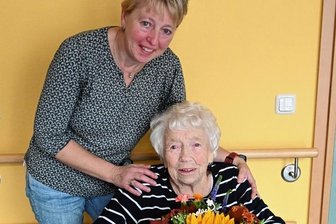 Jubilarin hat immer auch das raue Gebirgsleben genossen - Marianne Kreißl an der Seite ihrer Enkelin Simone Weißer. 