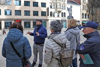 Juden in Zwickau: Vom großen Glück der Familie Karsch - Historiker Christian Landrock machte sich mit Besuchern am Samstagnachmittag auf die Spuren jüdischen Lebens in Zwickau.