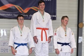 Judo-Bezirksmeisterschaft: Kompletter Medaillensatz nach Oelsnitz - Der Adorfer Robert Schaufuß (Mitte) sicherte sich den Bezirksmeistertitel in der AK U 18.