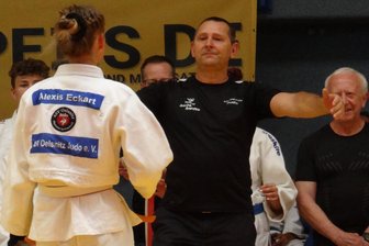 Judo-Bezirksmeisterschaft: Vier Goldmedaillen gehen nach Oelsnitz, eine nach Adorf - Trainer Thomas Benkert vom ASV Oelsnitz freut sich über den Bezirksmeistertitel von Alexis Eckart (links).