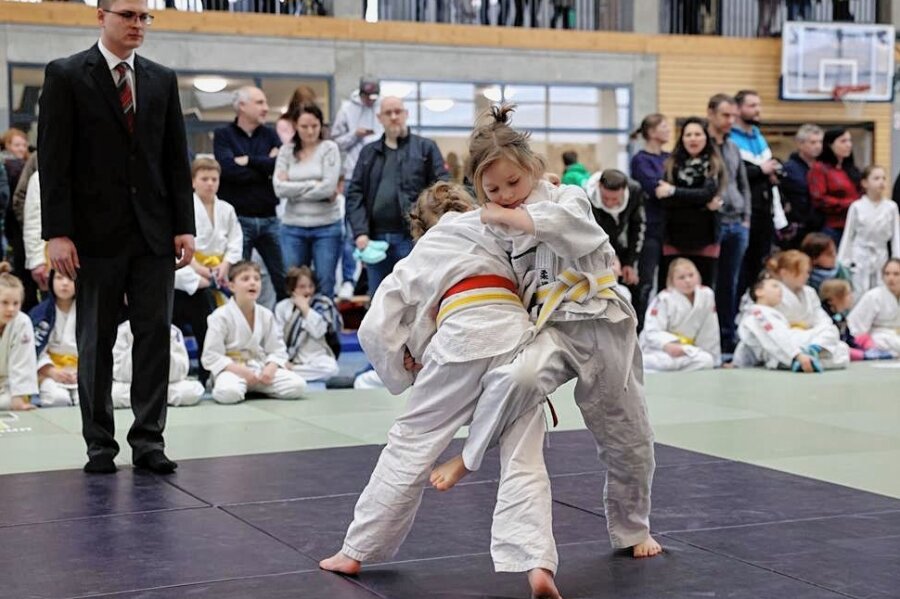 Judo: Krümel wachsen in Breitenbrunn über sich hinaus - Auch Emma Schumann (r.) vom Judoclub Antonsthal-Schwarzenberg stellte sich beim Frühjahrskrümelrandori der Konkurrenz. In der Breitenbrunner Turnhalle gingen 196 Talente aus 20 Vereinen auf die Matte. 
