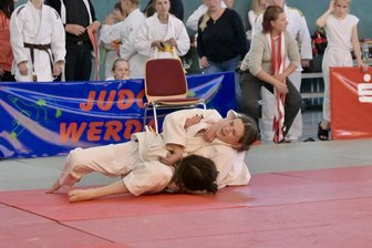 Judo: Mädchen-Pokalturnier wird für die Werdauer Gastgeber ein Erfolg - Anastasia Liakh vom JSV Werdau (oben) im Kampf gegen Emely Höber vom Chemnitzer PSV.
