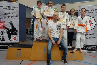 Judo-Sachsenmeisterschaft: Zwei Titel bleiben in Rodewisch - Der Trainer des JV Ippon und sein erfolgreiches Team.