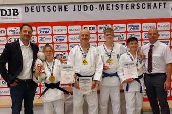Judoka aus dem Erzgebirge retten Sachsens Ehre – diese Kata-Experten holen Gold - Frank Nitzel (l.), Präsident des Judoverbands Sachsen, sowie Kata-Referent Jörg Schröder (r.) gratulierten den Titelgewinnern Anna Scheppan und Reinhard Weidauer vom JC Antonsthal-Schwarzenberg sowie Colin Jungkuhn und Emil Kürschner (v. l.) vom PSV Freital.